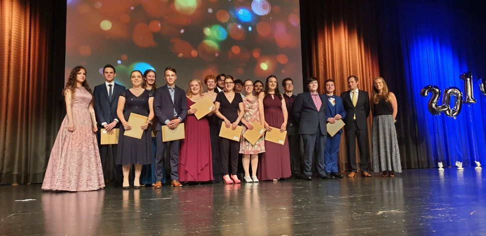 Zusammen mit ihren Lehrern Hr. Wallaschek und Fr. Meyer präsentiert sich auch eine glückliche Klasse EG2 (Bilder: Hendricks-Kaiser)